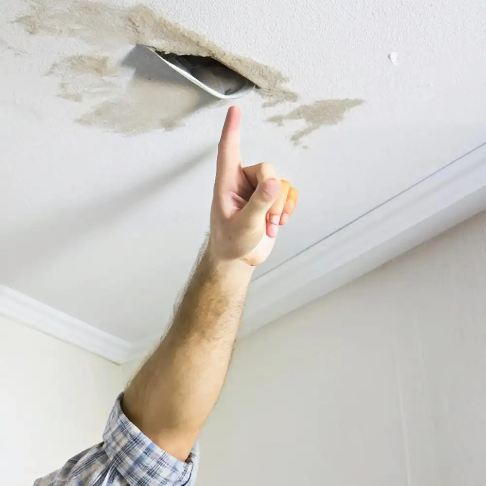 Réparation de fuites sous toiture endommageant le plafond